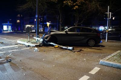 Sindelfingen: BMW rast Ampel um - Fahrer zu Fuss gefluechtet. 